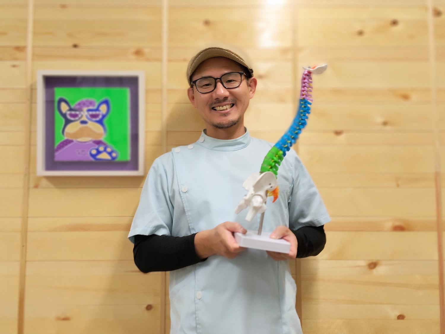 笑顔の杉山院長と骨の模型